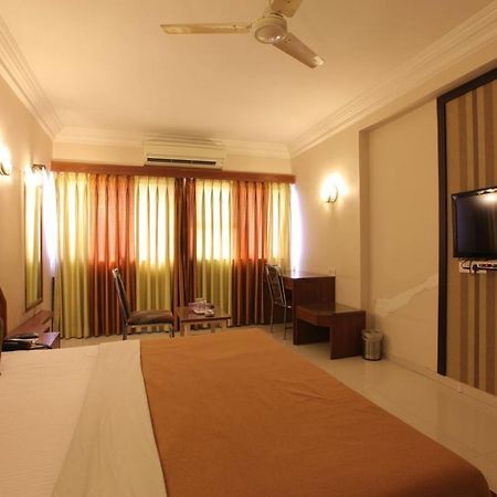 Hotel Prudent Vadodara Extérieur photo
