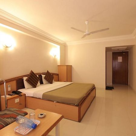 Hotel Prudent Vadodara Extérieur photo