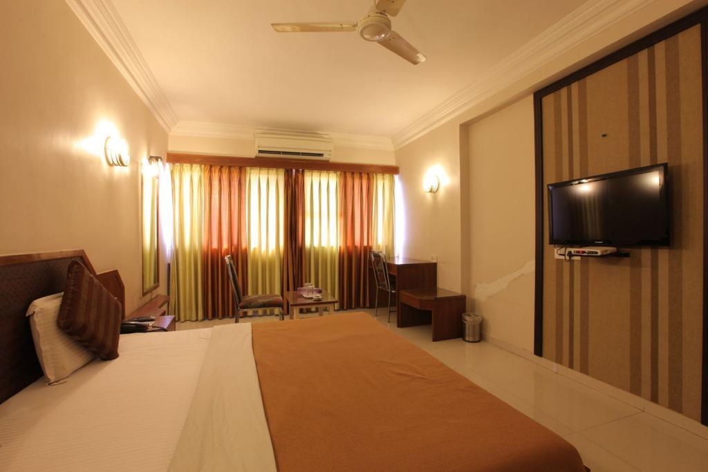 Hotel Prudent Vadodara Extérieur photo