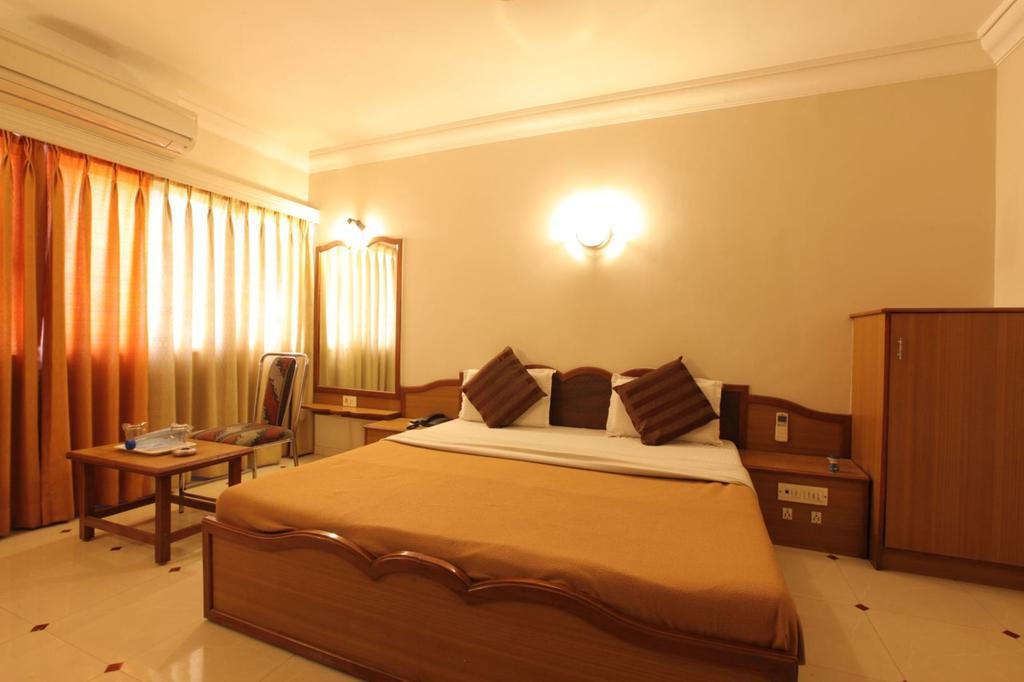Hotel Prudent Vadodara Extérieur photo