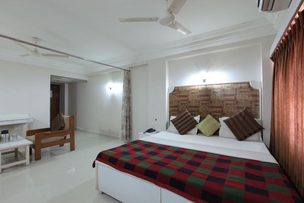 Hotel Prudent Vadodara Chambre photo