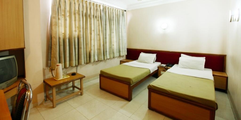 Hotel Prudent Vadodara Chambre photo