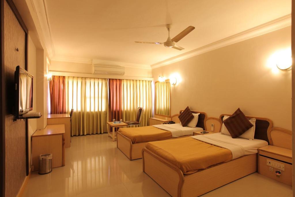 Hotel Prudent Vadodara Chambre photo