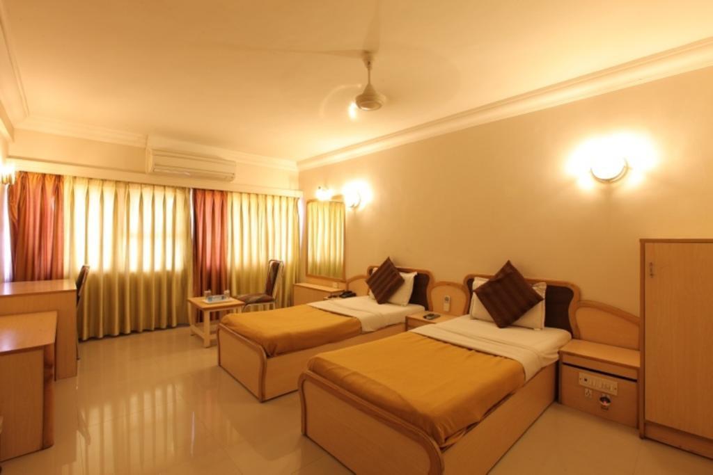 Hotel Prudent Vadodara Chambre photo
