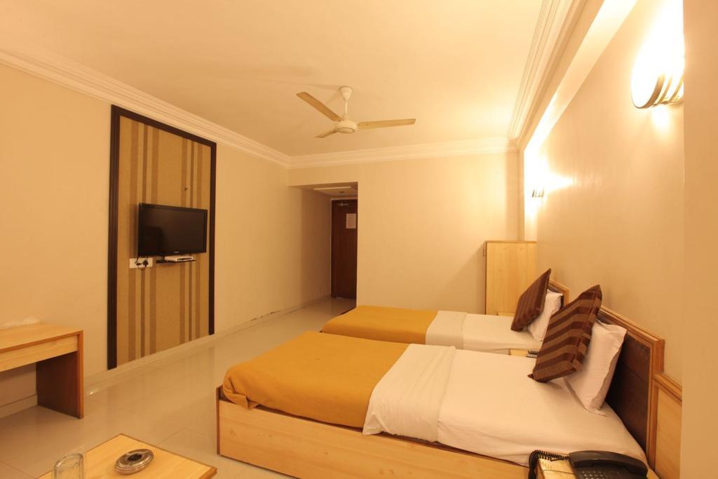 Hotel Prudent Vadodara Chambre photo