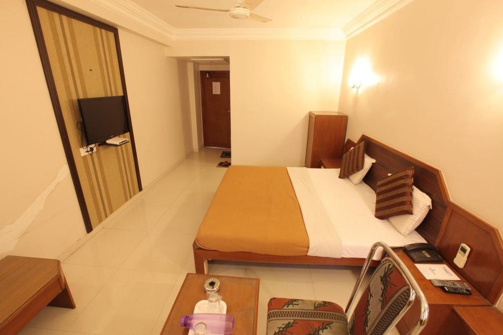 Hotel Prudent Vadodara Chambre photo