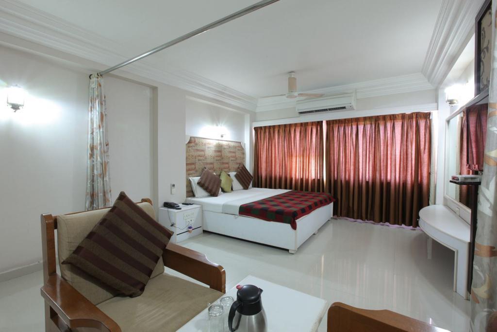 Hotel Prudent Vadodara Chambre photo