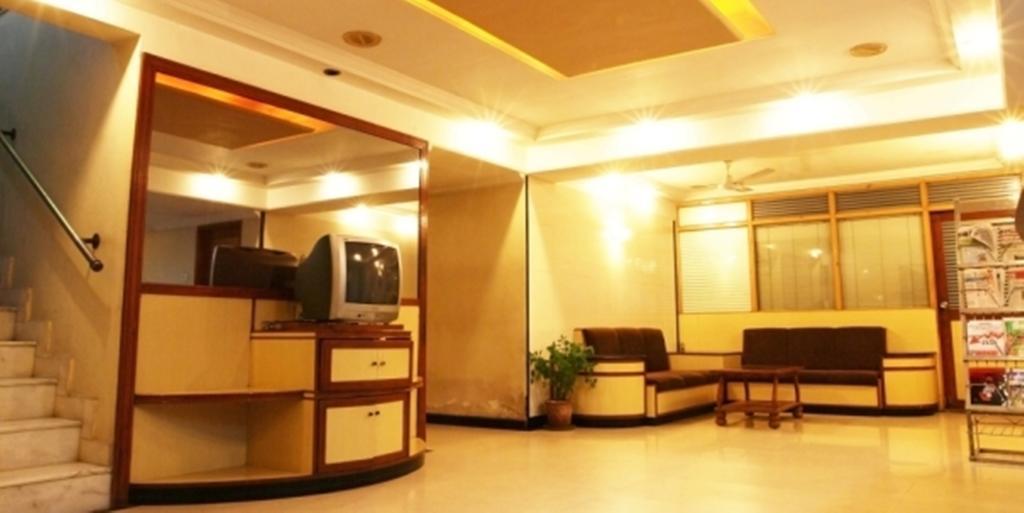 Hotel Prudent Vadodara Extérieur photo